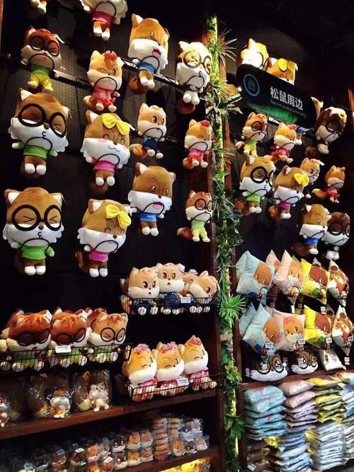 还有80余款围绕"三只松鼠"品牌开发的周边产品,包括玩偶挂件,文具用品